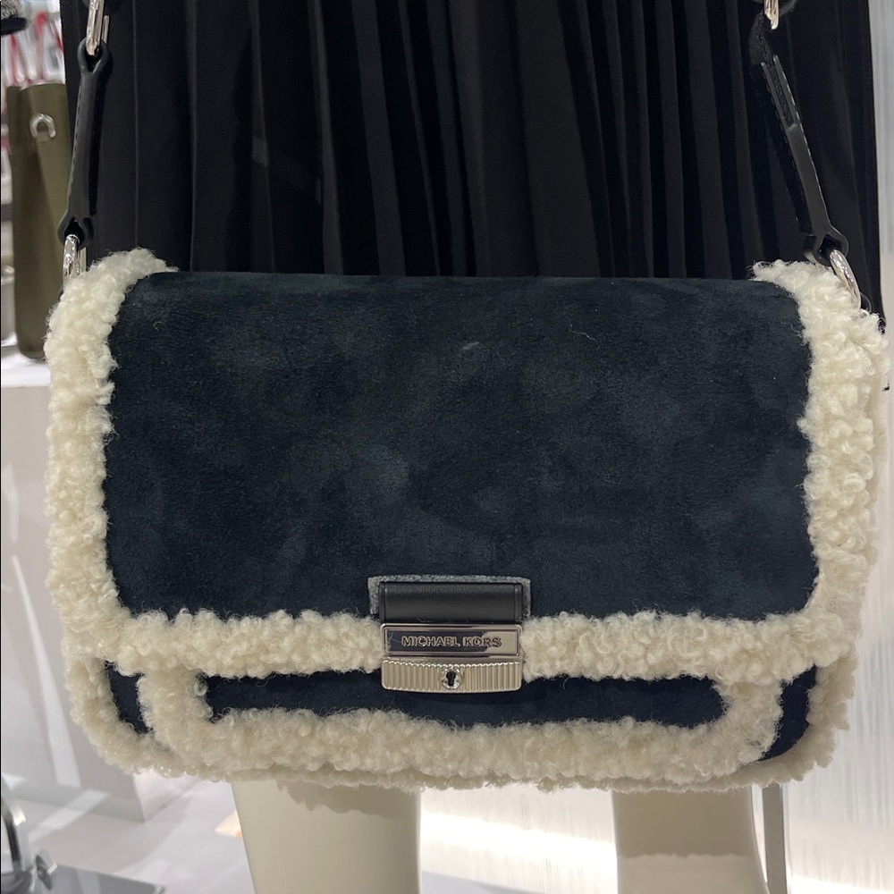 MICHAEL KORS Bradshaw Medium Suede and Faux Shearling Messenger Bag
Black
NWT - Picture 12 of 16